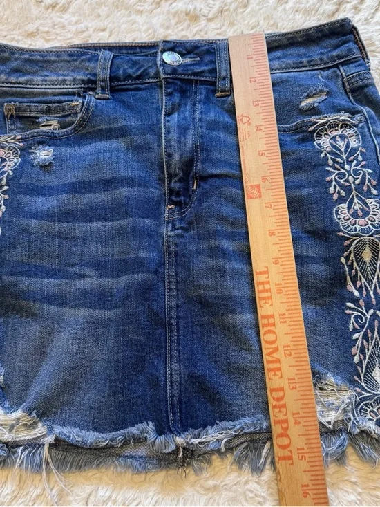 American Eagle Embroidered Distressed Denim Mini Skirt Size 8 Boho Festival - Picture 4 of 6